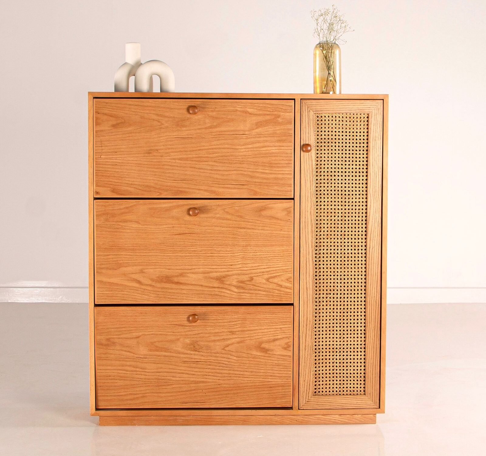 Tipper shoe storage